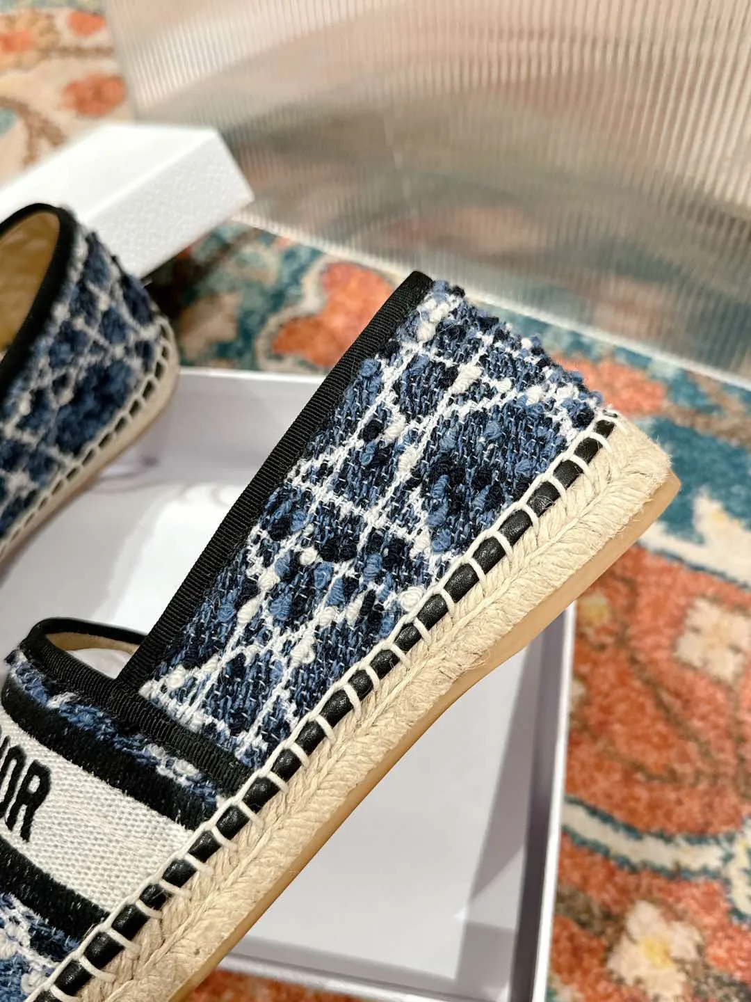 👟👟Ex-factory price 460👟👟 Dior DIOR's new popular early spring fisherman shoes 🆕 Simple, elegant and fashionable, timeless and timeless, it is a classic that will never fade away in the fashion circle, retro fisherman shoes. Original hand-woven surface, electric embroidery technology! Specific cloth surface and rubber outsole. Code number: 35-39 (40.41 customized, non-refundable)